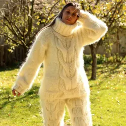 Cable Hand Knit Mohair Sweater white Fuzzy Turtleneck Handgestrickt pullover by Extravagantza