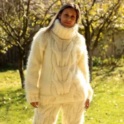Cable Hand Knit Mohair Sweater white Fuzzy Turtleneck Handgestrickt pullover by Extravagantza