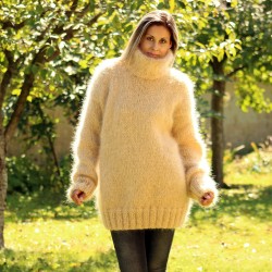 Hand Knit Mohair Sweater light beige cream Fuzzy Turtleneck Handgestrickt pullover