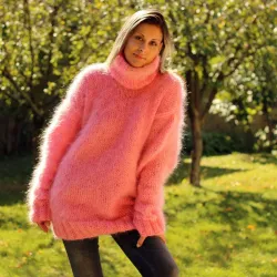 Hand Knit Mohair Sweater pink Fuzzy Turtleneck Handgestrickt pullover by Extravagantza