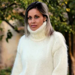 Hand Knit Mohair Sweater White Fuzzy Turtleneck Handgestrickte pullover