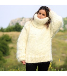 Hand Knit Mohair Sweater Off-White Fuzzy Turtleneck 10 strands Handgestrickte pullover by Extravagantza
