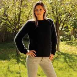 Hand Knit 100% pure angora Sweater black Fuzzy Crew Neck Handgestrickte pullover by Extravagantza