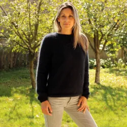 Hand Knit 100% pure angora Sweater black Fuzzy Crew Neck Handgestrickte pullover by Extravagantza