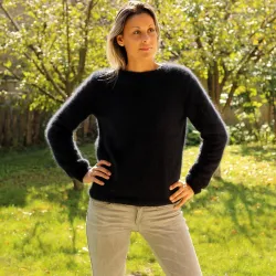 Hand Knit 100% pure angora Sweater black Fuzzy Crew Neck Handgestrickte pullover by Extravagantza