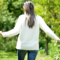 Hand Knit 100% pure angora Sweater White Fuzzy Turtleneck Handgestrickte pullover by Extravagantza