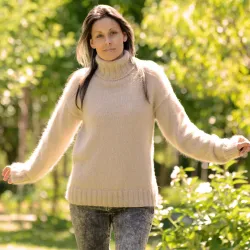 Hand Knit 100% pure angora Sweater beige Fuzzy Turtleneck Handgestrickte pullover by Extravagantza
