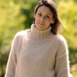 Hand Knit 100% pure angora Sweater beige Fuzzy Turtleneck Handgestrickte pullover by Extravagantza
