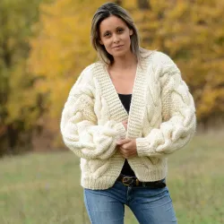Chunky cable Hand Knit 100 % Wool Cardigan white V-neck