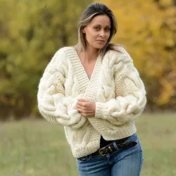 Chunky cable Hand Knit 100 % Wool Cardigan white V-neck