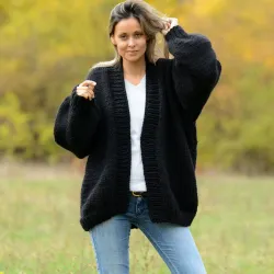 Oversized Chunky Cable Hand Knit 100 % Wool Cardigan black V-neck