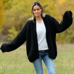 Oversized Chunky Cable Hand Knit 100 % Wool Cardigan black V-neck